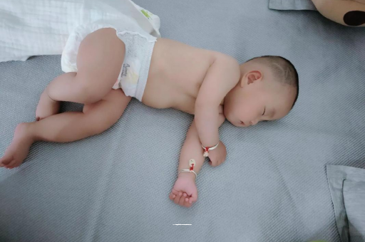 黑河宝宝睡觉爱翻身